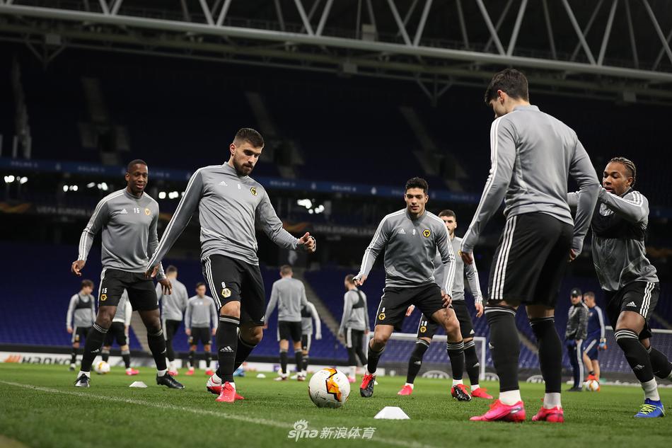 狼队门将正在扑救训练，飞身侧扑，动作舒展，展现出极佳的状态