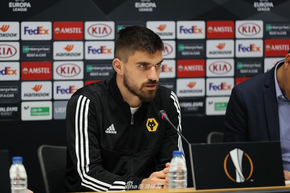 狼队球员在西班牙训练场上进行热身，拉伸肌肉，神情专注