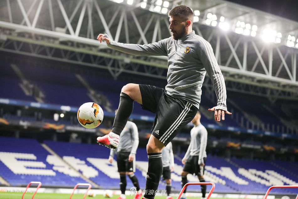 训练结束后，几名狼队球员并肩走向场边，彼此交谈，脸上带着微笑