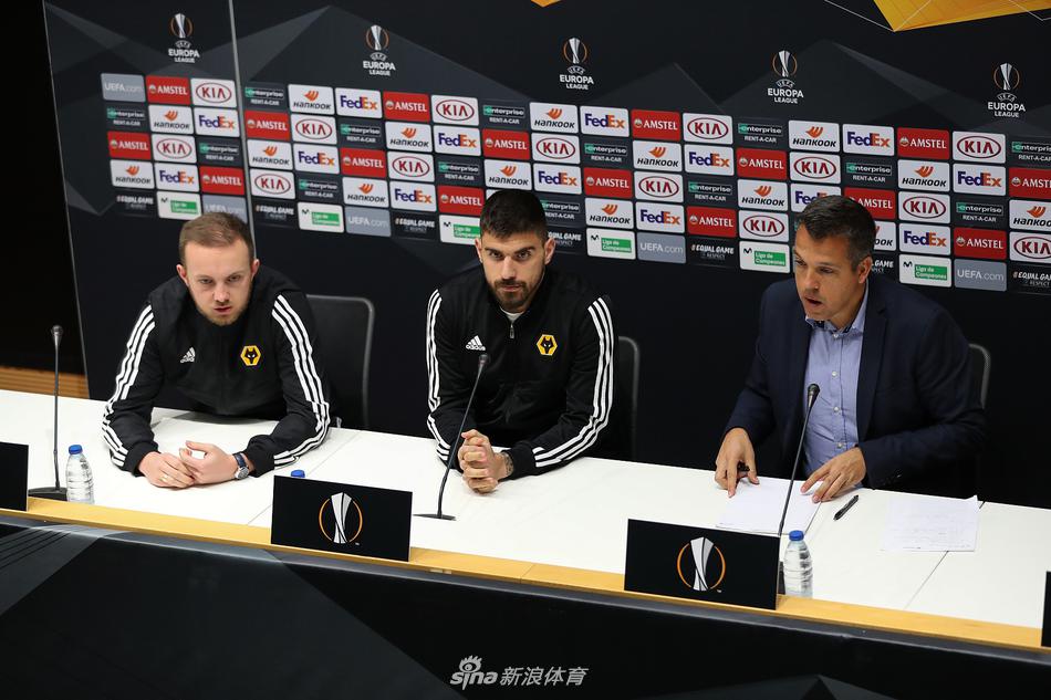 狼队球员进行分组对抗训练，一名球员正带球突破，防守球员贴身紧逼