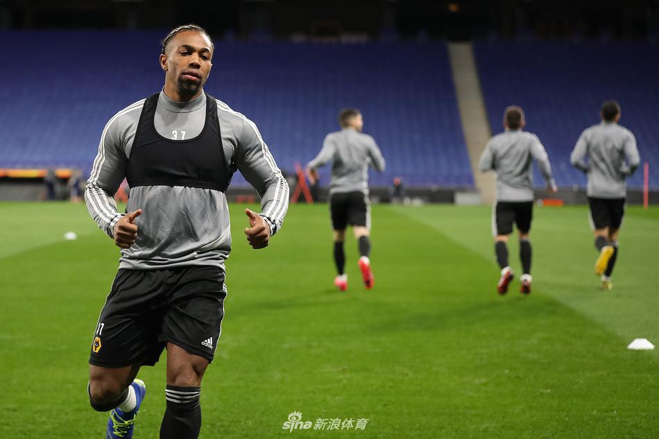 狼队球员在进行抢圈训练，气氛轻松但专注，球在队友间快速传递