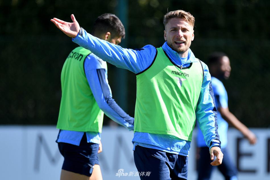 阿尔贝托与米林科维奇在中场进行着无声的战术演练，这对黄金搭档的每一个眼神交流，都预示着对方防线即将面临的疾风骤雨。