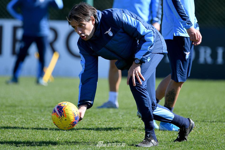 替补球员在对抗赛中奋力拼抢，竞争上岗的激烈氛围确保了蓝鹰在漫长赛季中始终保持阵容的活力与深度。