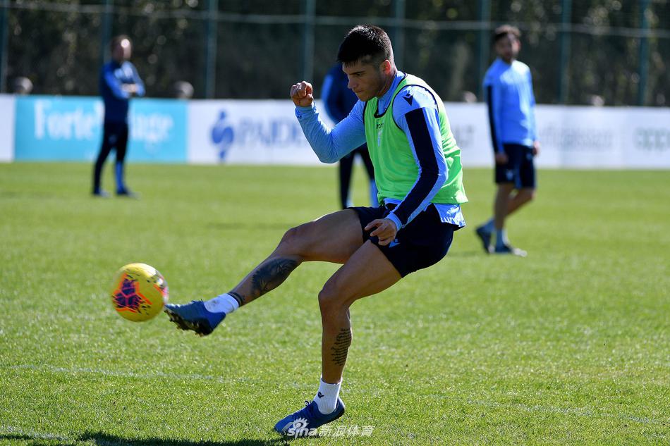 在福尔梅洛的夕阳余晖下，拉齐奥众将正进行高强度分组对抗，每一脚传递都仿佛在磨砺争冠的利刃。