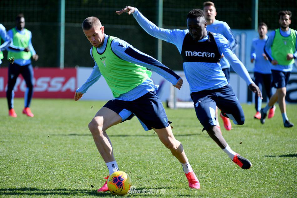 体能教练带领全队进行核心力量训练，强劲的体魄是他们在意甲赛场持续高压逼抢、跑动致胜的终极秘密。