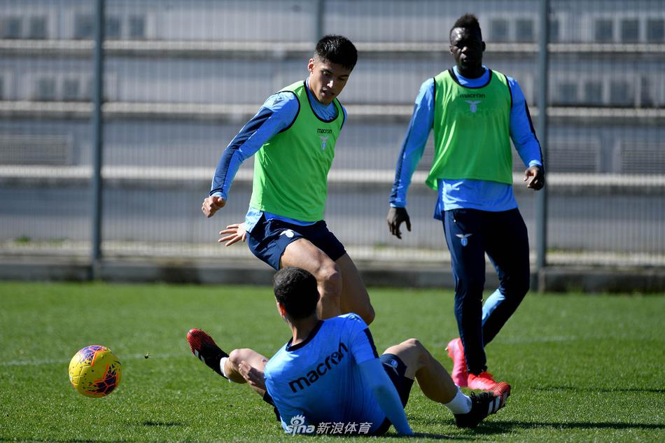 队长因莫比莱在抢圈游戏中露出标志性的笑容，轻松氛围下隐藏的是球队破竹般的连胜势头与团结一心的更衣室气氛。