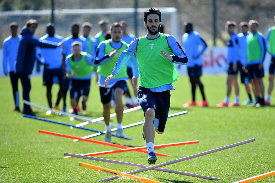 后防核心阿切尔比领衔的防线在进行紧逼训练，坚毅的表情彰显出他们筑起蓝鹰城墙的决心与专注度。