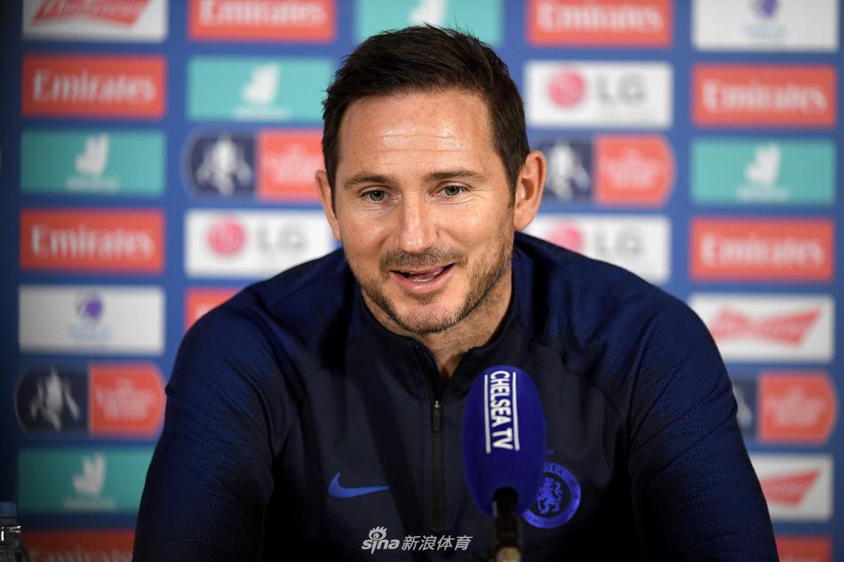 科巴姆的晨曦中，切尔西球员们正在进行高强度分组对抗，每一次拼抢都仿佛决赛预演，草皮上飞溅的不是露珠，而是战斗的激情。