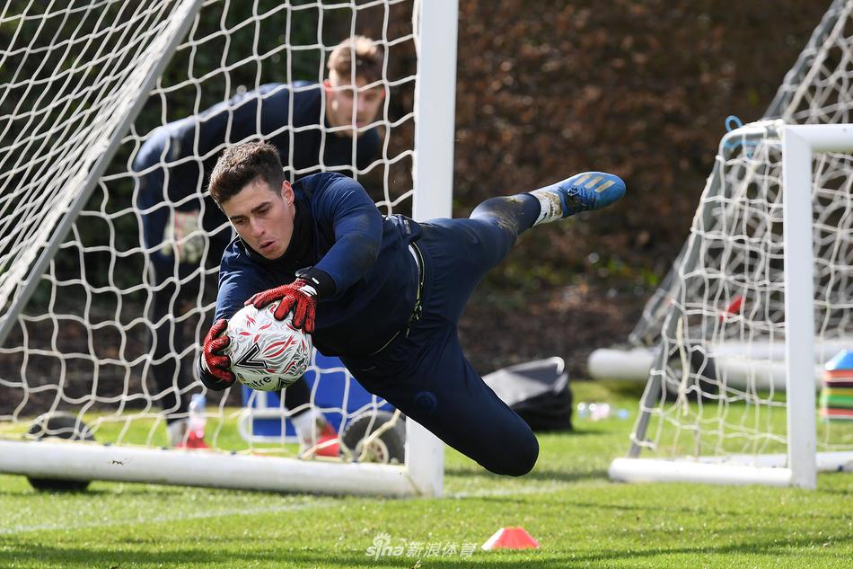 发布会上的兰帕德用手指轻敲桌面，仿佛在强调战术重点，面前的麦克风阵列如同等待检阅的士兵，静候着蓝军主帅的宣战誓言。