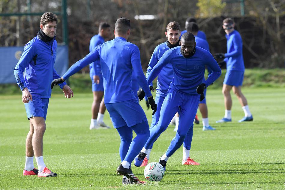 媒体工作区内，记者们正紧张地敲击键盘，将科巴姆基地传出的最新讯息发往世界各地，让这场焦点大战的氛围提前燃起。