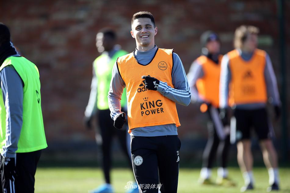 莱斯特城后卫瑟云聚在训练中贴身逼抢队友，眼神坚毅动作果断，展现出土耳其铁卫在防守端的硬朗本色，为即将到来的淘汰赛注入强硬因子。