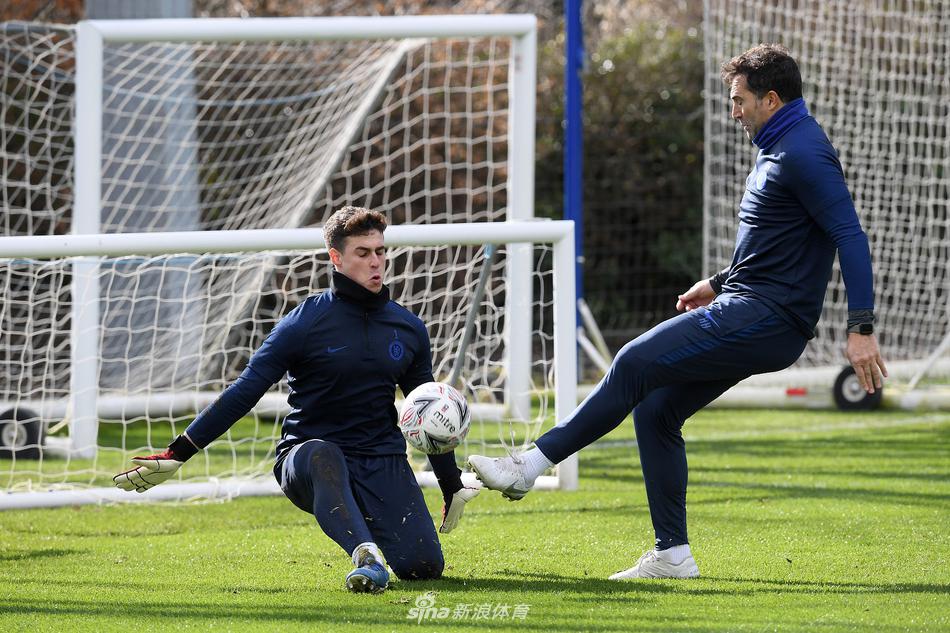 主帅兰帕德双手插兜，神情专注地注视着场上的一举一动，他的眼神里既有对胜利的渴望，也藏着对残阵出征的一丝隐忧。