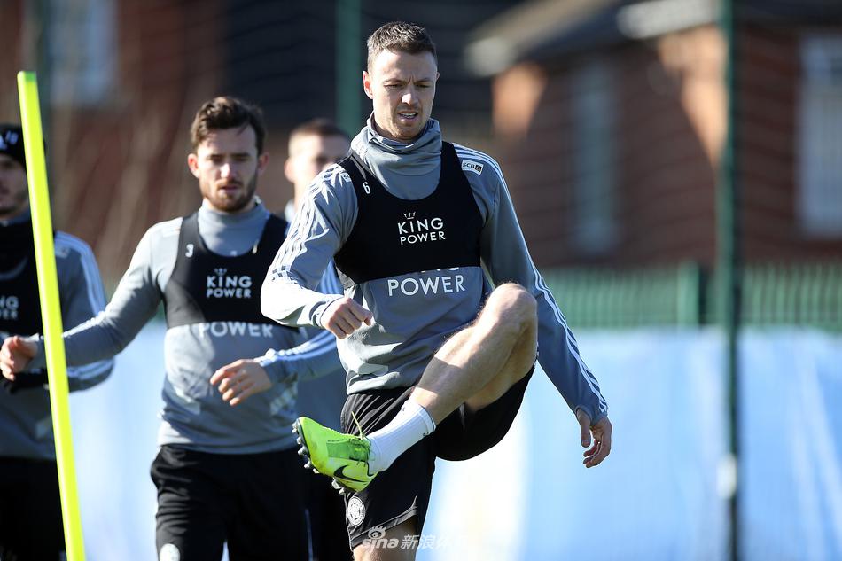 主教练罗杰斯双手插兜立于训练场中央，身边是围成一圈认真聆听的弟子们，夕阳余晖洒在贝尔沃基地，映照出这支球队上下求胜的决心。