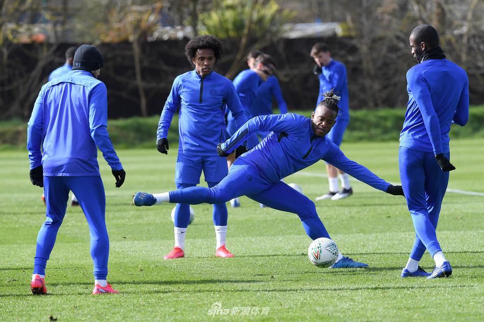 训练场边，威廉与队友进行抢圈游戏，巴西人轻巧的拉球过人引来一片喝彩，紧张的备战氛围中也不乏轻松与默契。