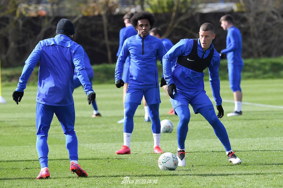 年轻小将们在教练指导下进行射门练习，皮球如出膛炮弹般钻入网窝，他们渴望在即将到来的大战中证明自己的价值。