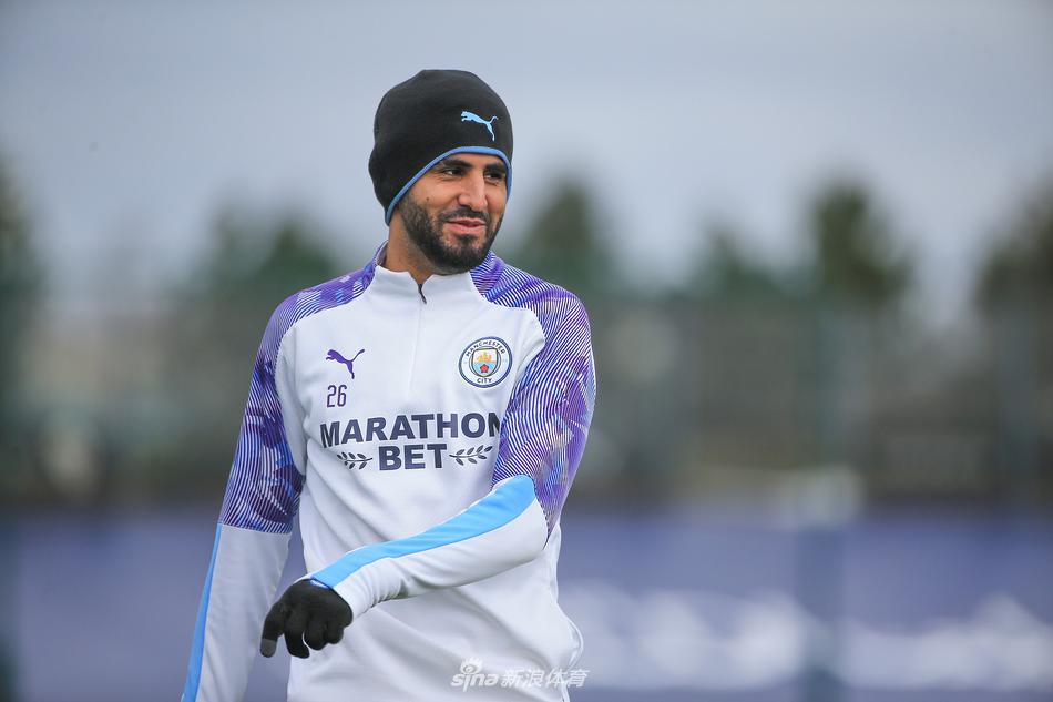 碧空如洗，阿提哈德训练场的草坪在阳光下熠熠生辉，曼城球员们正围成一个圈，进行着抢圈热身，笑声与呼喊声此起彼伏。