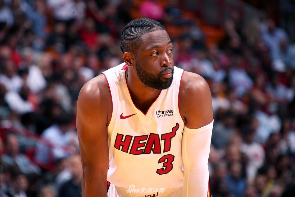 韩德君在新疆内线高高跃起，用庞大的身躯优势强硬摘下篮板，脸上写满了对胜利的渴望