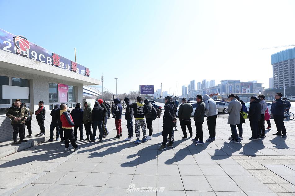 郭艾伦在新疆队多人包夹防守下依然自信突破，眼神坚定，仿佛在寻找撕裂防线的唯一路径