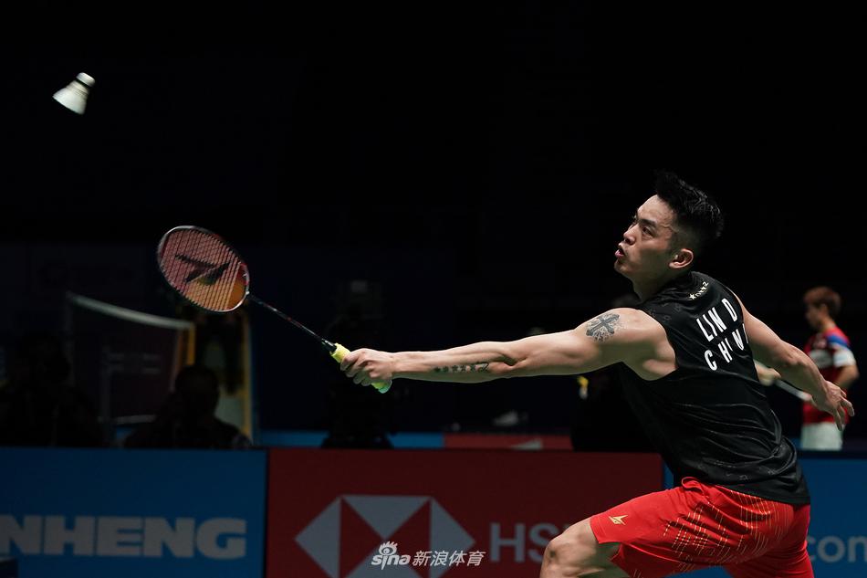 火箭队徽在灯光下闪耀，仿佛诉说着那支曾经与勇士鏖战七场的球队，无论经历多少波折，求胜的信念依然在