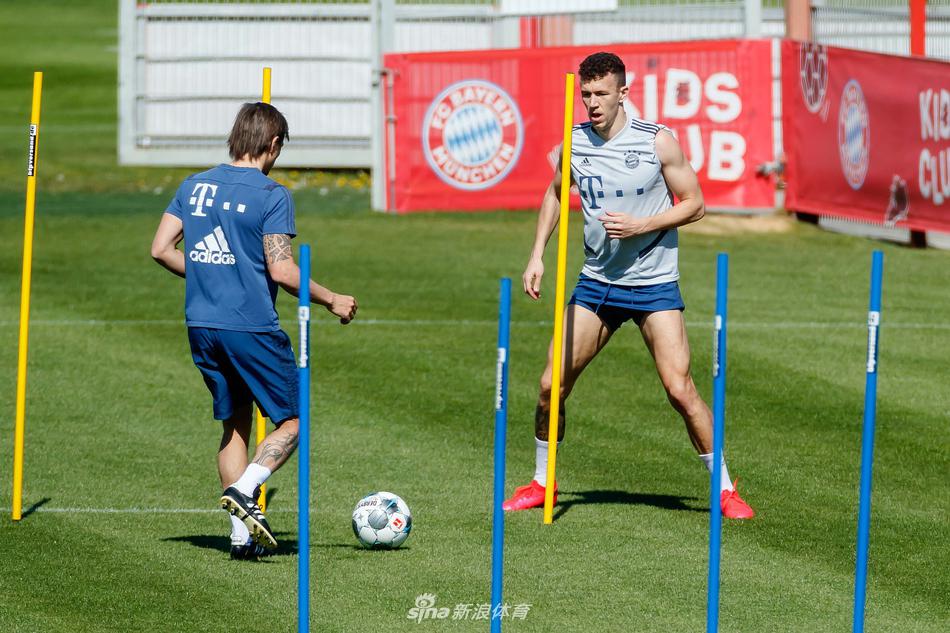 格纳布里在训练中弯弓搭箭，眼神紧紧锁定球门，脚下的皮球仿佛一颗出膛炮弹的前奏，这位边路快马正在用无数次重复的射门练习，等待在正式比赛中收割进球。