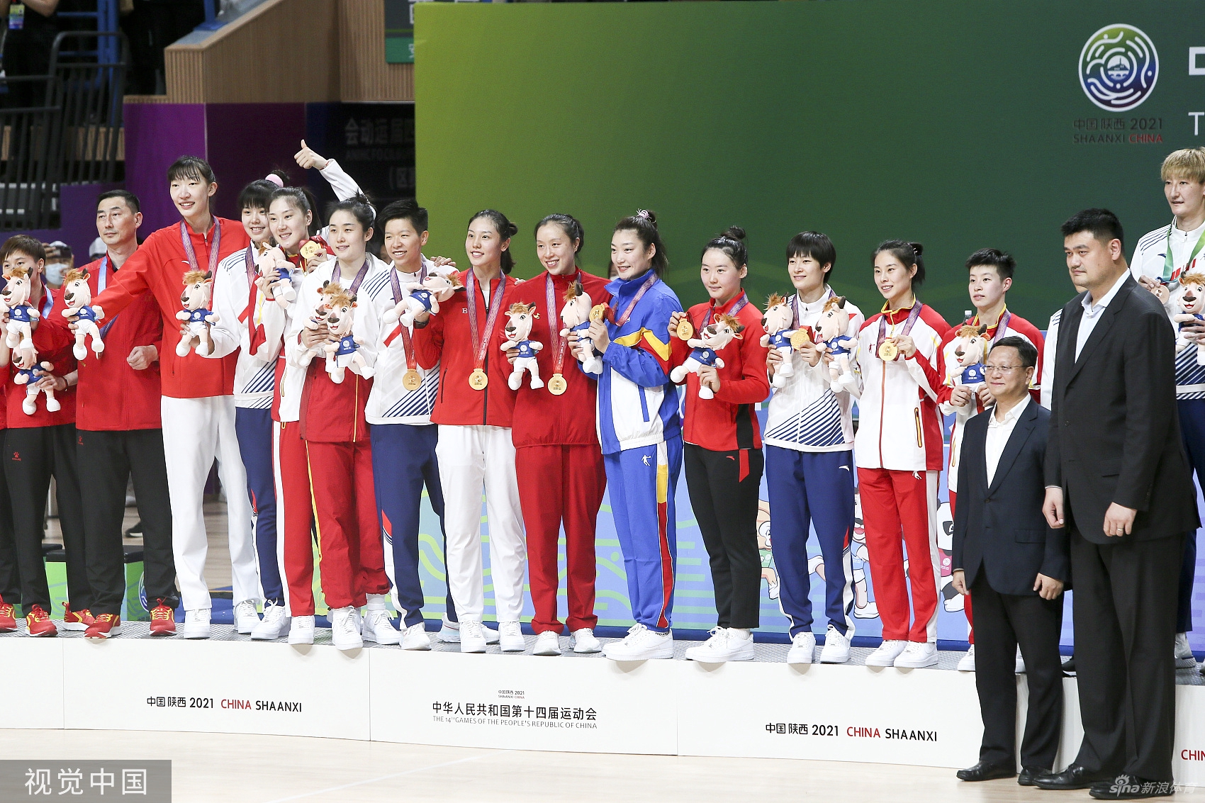 联合队中锋李月汝在对方内线犹如一座高塔,她卡住位置,稳稳摘下前场篮板,身旁的防守队员只能望球兴叹,展现了绝对的空中统治力。