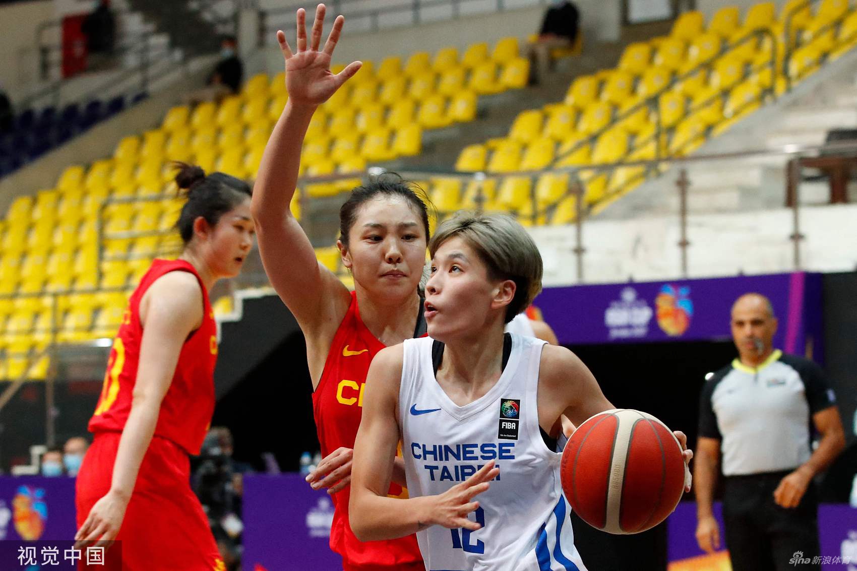 后卫王思雨在快攻中如同灵动的精灵，她高速运球穿越防守，眼神坚定地观察着队友的跑位，准备送出致命助攻。