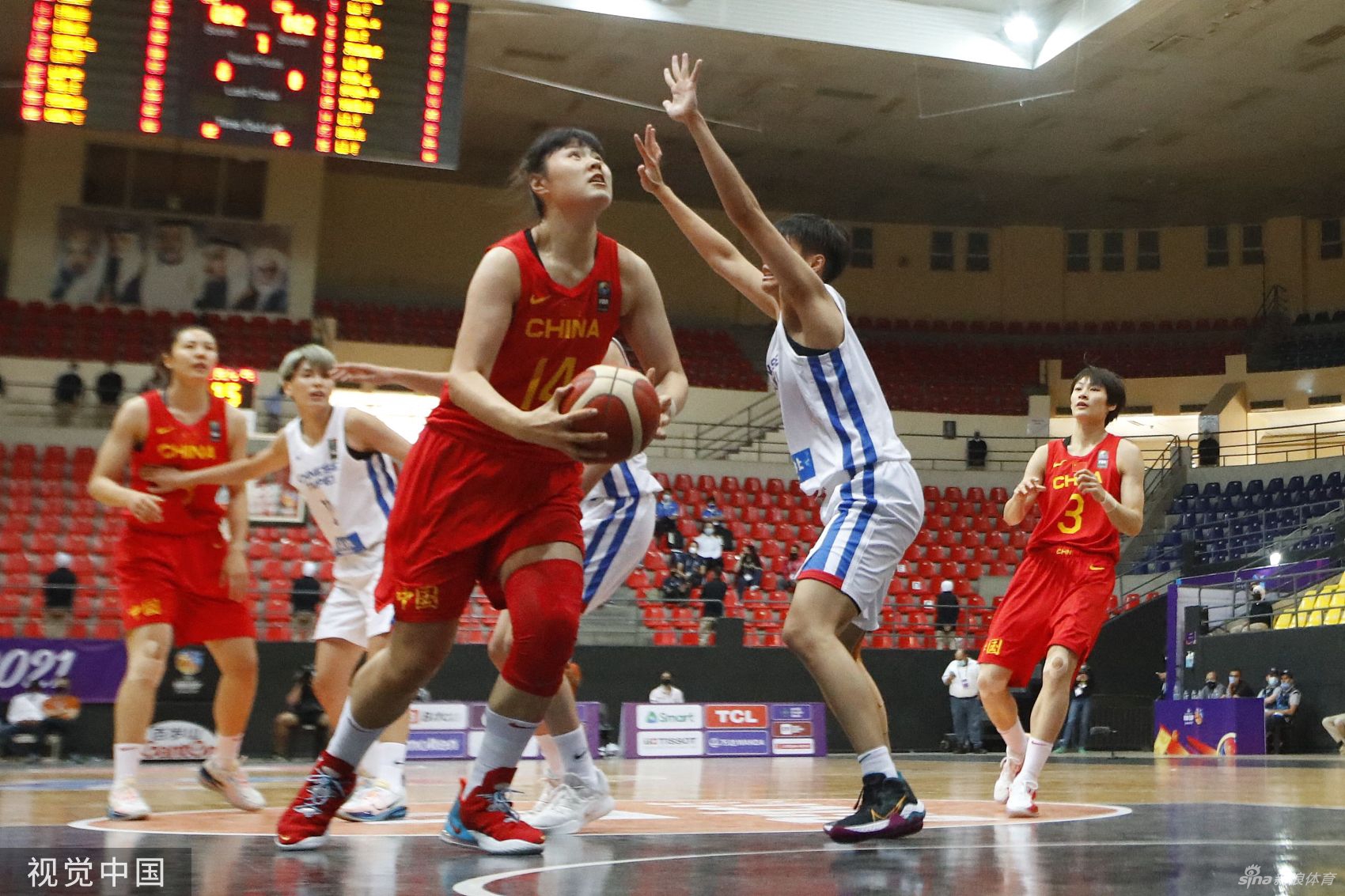 內線核心李月汝在三人包夹下依然强势起跳，用柔和的手感完成了一次高难度的投篮，展现出强大的篮下终结能力。