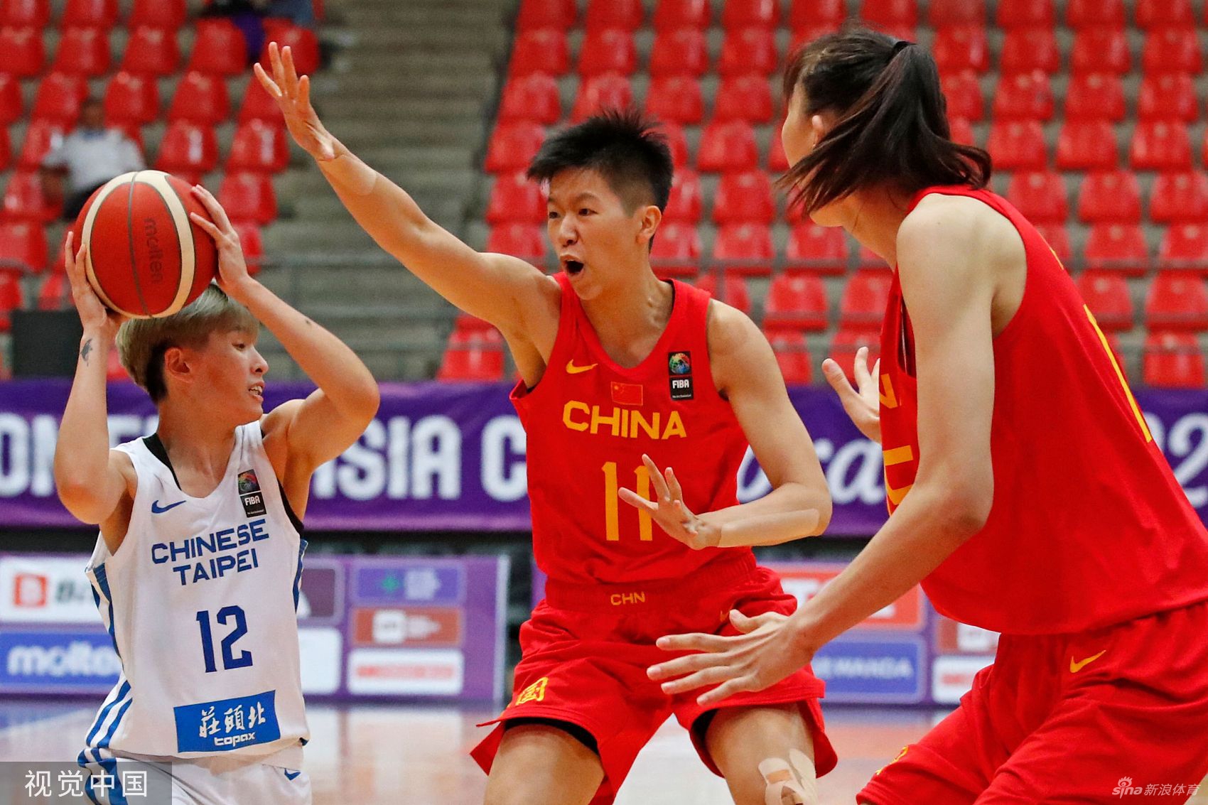 赛后，获胜的喜悦洋溢在每一位中国女篮队员的脸上，大家击掌相庆，团结一心的氛围成为了这支球队最坚实的后盾。