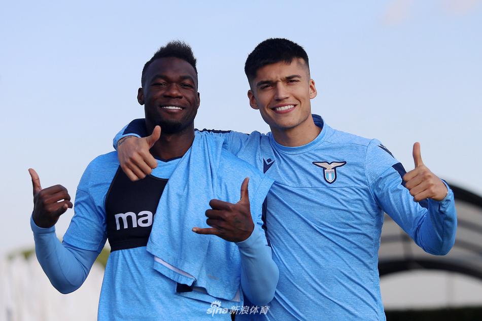 福尔梅洛的晨曦中，拉齐奥的将士们正在进行高强度的有氧跑圈，草皮上溅起的泥屑见证着他们对三天后恶战的渴望。