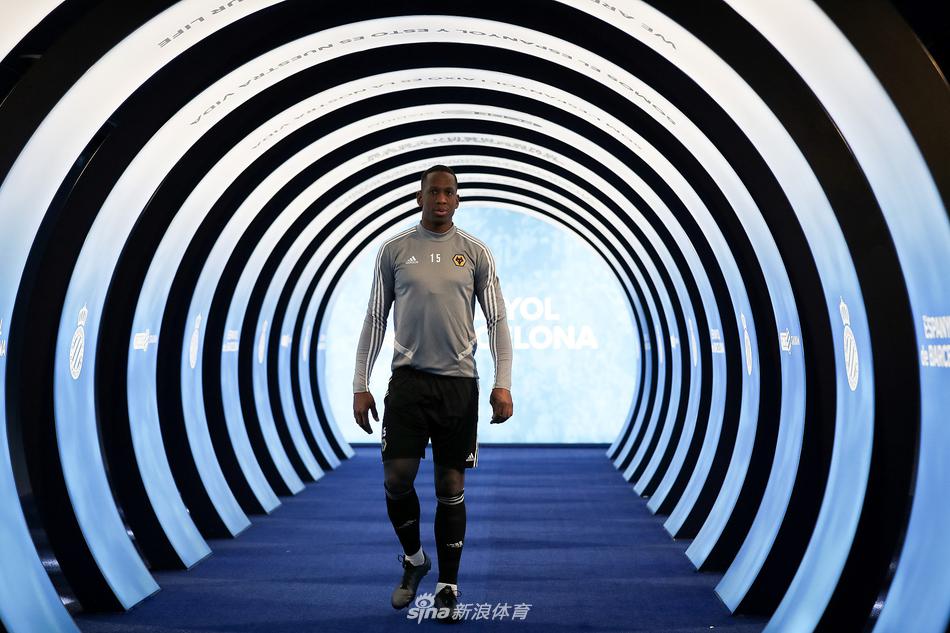 主教练努诺在场边指导球员，神情严肃，手势清晰，球员认真倾听