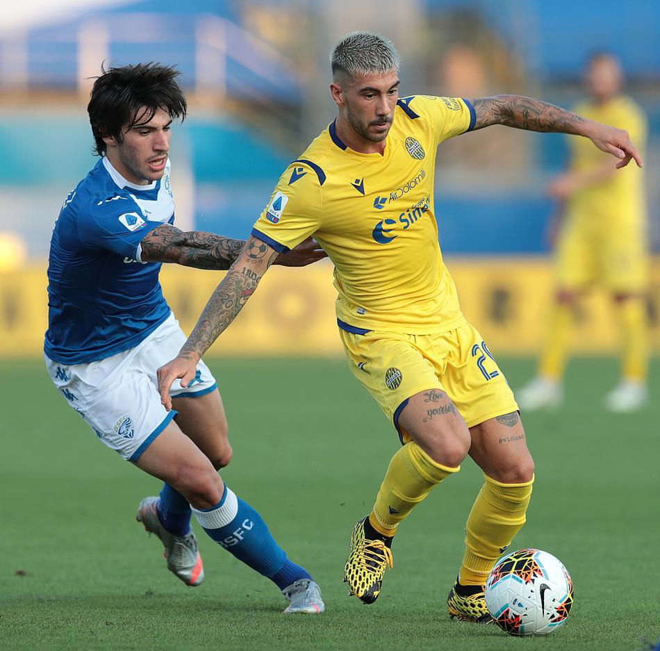 门将约罗宁飞身侧扑，他的身体完全舒展在空中，像一只展翅的雄鹰，用指尖拒绝了对方的射门，力保球门不失，他是布雷西亚防线上的定海神针。