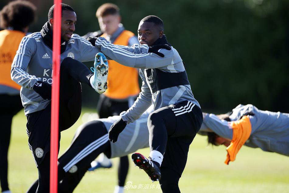 伊希纳乔在训练中完成一脚凌空打门，皮球如出膛炮弹般直奔网窝，身旁的队友恩迪迪也为这次精彩射门鼓掌叫好，蓝狐攻击群火力全开。