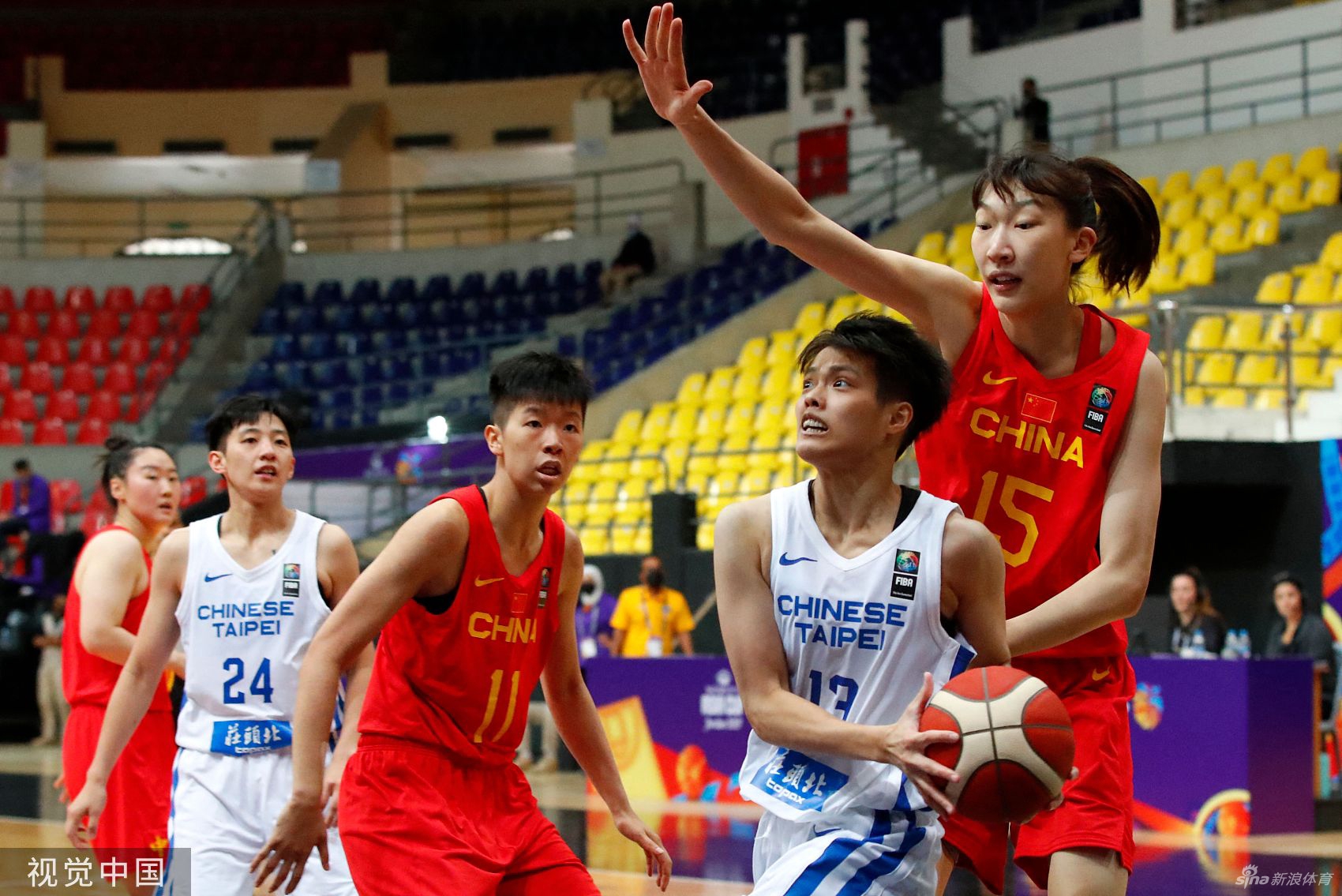 老将武桐桐在对抗中展现出了丰富的经验，她巧妙地卡住位置，用身体护住篮板，即便面对多人拼抢也毫无惧色。