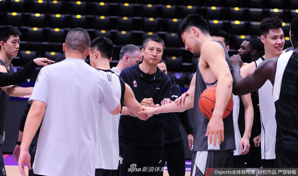 训练场上的郭艾伦运球突破,眼神犀利,仿佛正穿越防守,准备在即将到来的比赛中掀起快攻风暴。