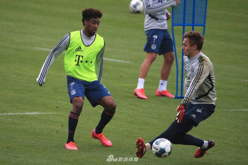 年轻的阿方索·戴维斯在训练中露出灿烂笑容，阳光洒在他身上，充满了青春与活力，他是拜仁未来的希望。