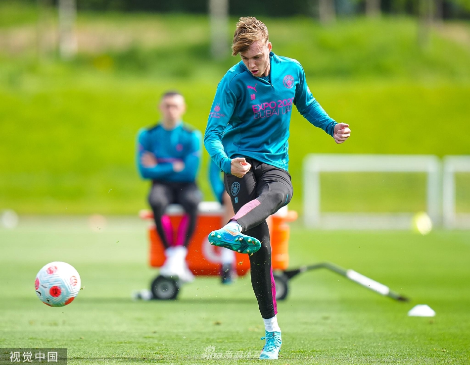 坎塞洛与队友进行一对一攻防演练，两人对峙的姿态宛如古典剑客决斗前的凝神对峙