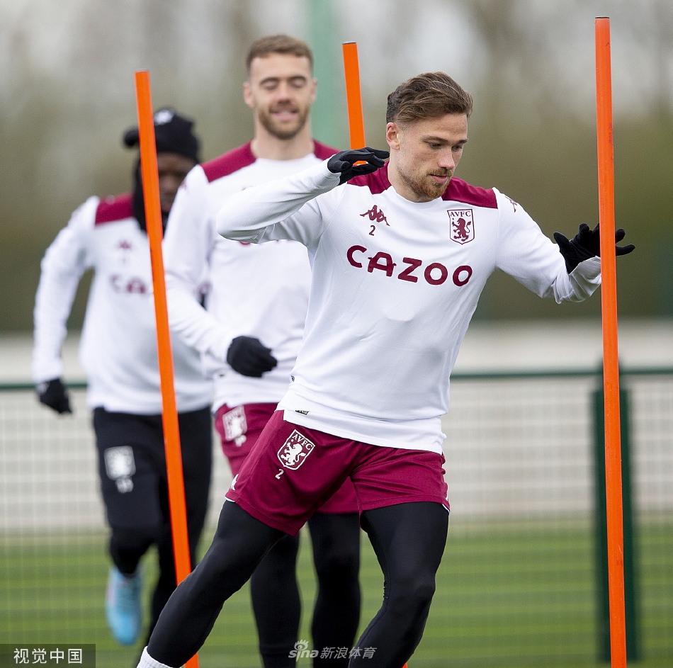 全队进行战术演练，球员们积极跑位传接球，展现出流畅的团队配合与整体移动。