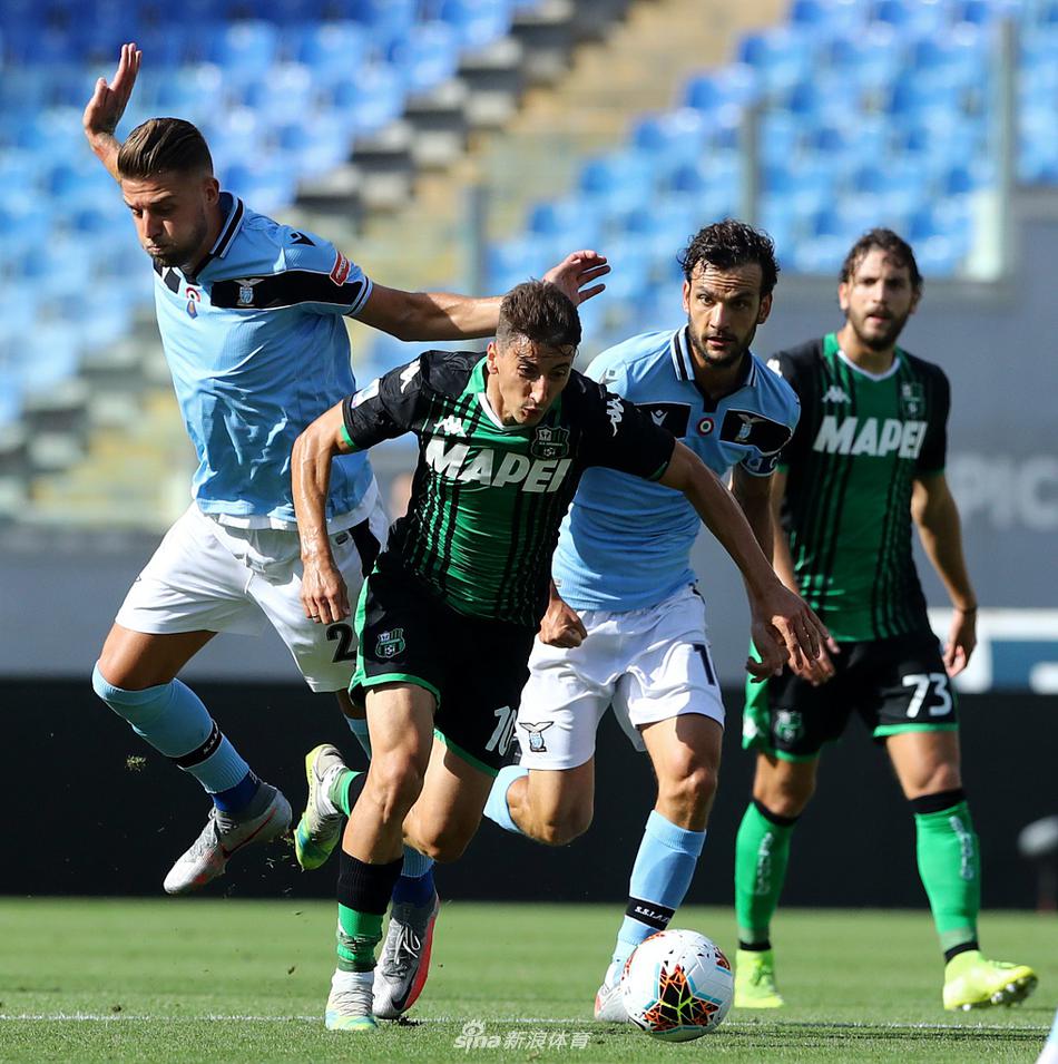 萨索洛的年轻前锋拉斯帕多里滑跪庆祝自己的意甲进球，身后的卡普托用手指向他，仿佛在说：看，这就是我们的未来