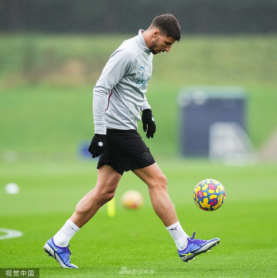 特写镜头中，费尔南迪尼奥在成功完成一次防守拦截后，嘴角上扬，露出略带顽皮的笑容，仿佛在告诉世界，他的油箱里依然有足够的燃料，汗水顺着他的脸颊滑落，闪耀着光芒。