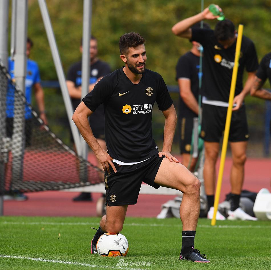 夕阳拉长了球员们慢跑放松的影子，金色的光线勾勒出他们健硕的腿部线条，一天的汗水与付出在这一刻的宁静中沉淀。