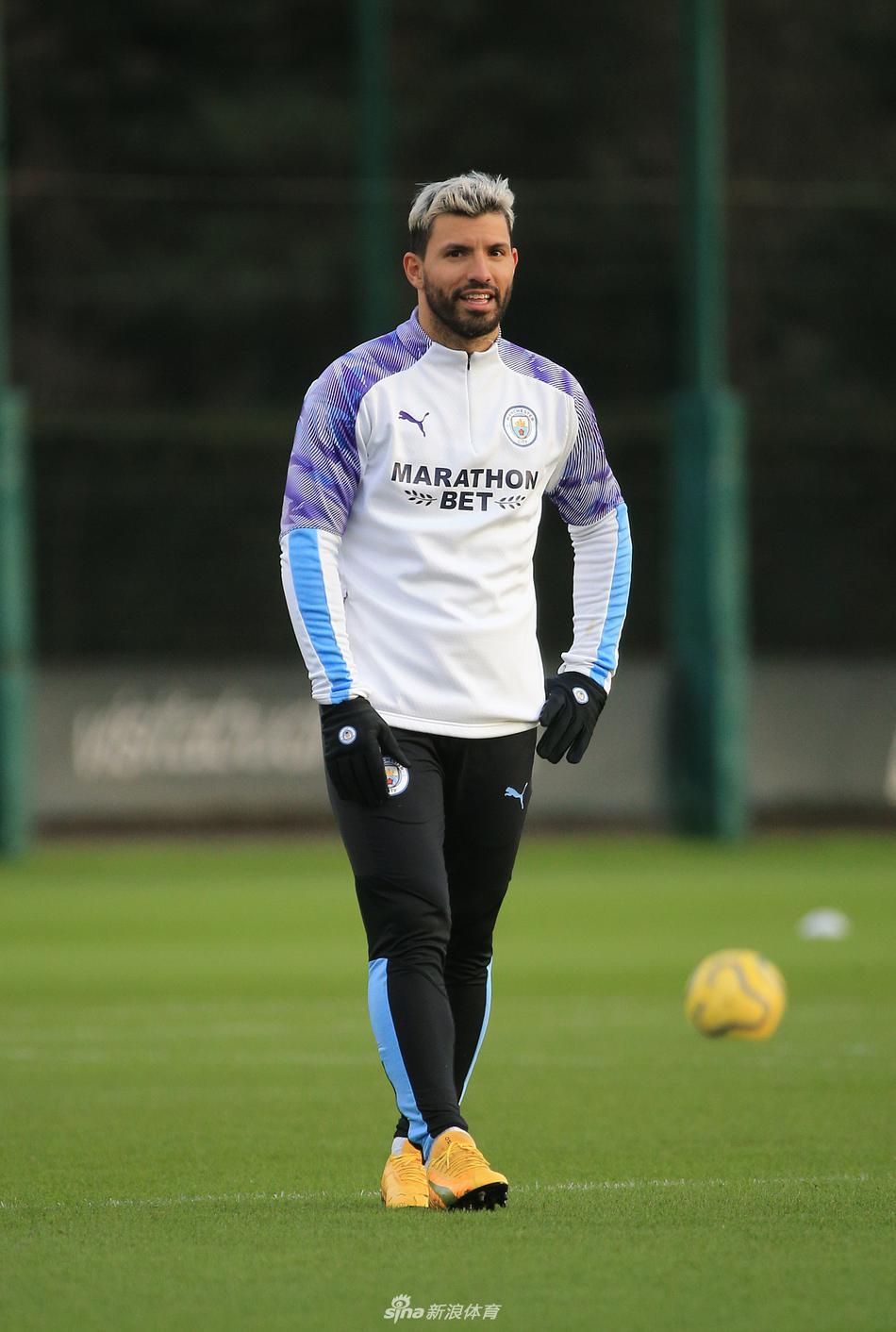 京多安在对抗训练中展现出了中场节拍器的风采，他闲庭信步般地梳理着攻防节奏，每一次简洁高效的出球，都让蓝月亮的进攻运转得如丝般顺滑。