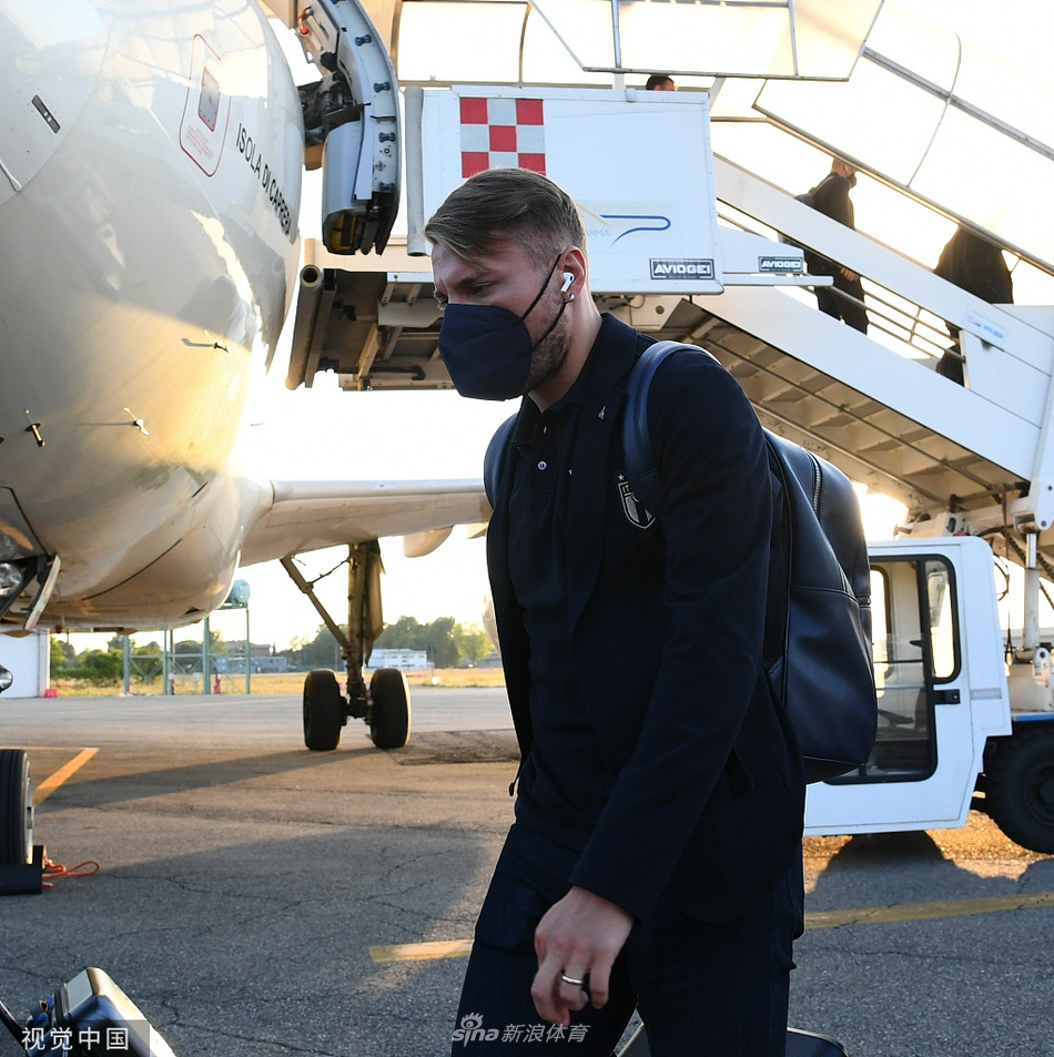 因西涅在训练中露出狡黠的微笑，仿佛正在思考如何用他魔术般的左脚在巴塞尔描绘出胜利的轨迹