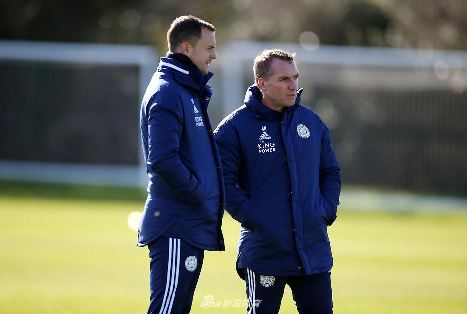 训练场上多名莱斯特城球员围成一圈进行抢圈游戏，在轻松的氛围中提升默契，恰尔汗奥卢（注：此处应为球员，如无此人可泛化）笑容满面，展现出球队大战前的良好心态。