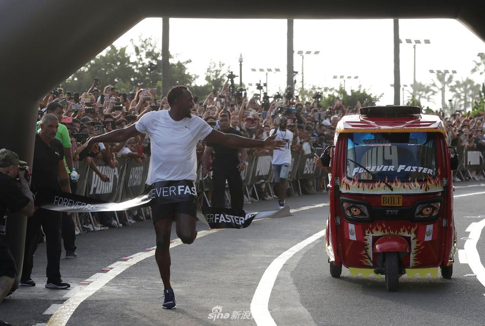 孙兴慜与哈里凯恩在场上拥抱庆祝，凯恩用手指向孙兴慜，仿佛在说“传得漂亮，射得更棒”
