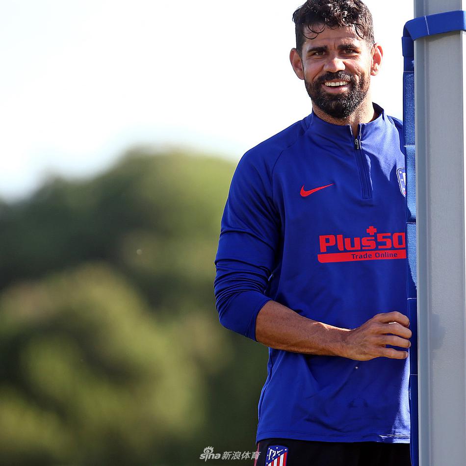 迭戈·科斯塔在抢圈游戏中露出标志性的狡黠笑容，这种轻松的游戏环节是紧张训练中的调味剂，也展现了铁血军团内部融洽的团队氛围。