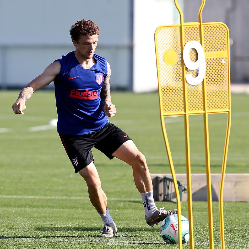 主教练西蒙尼双手插兜，神情严峻地注视着场上的一举一动。即便戴着口罩，他那锐利的目光依然传递着不容置疑的威严，他是这支战舰在风暴中最坚定的掌舵人。