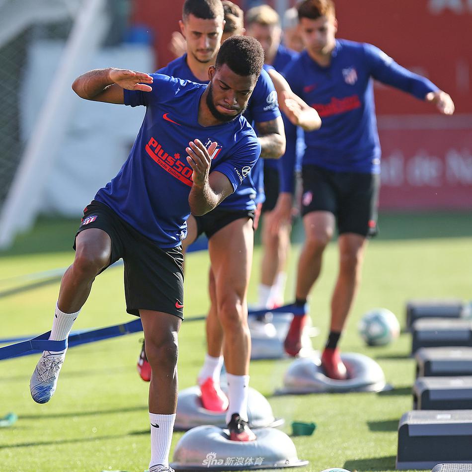 萨乌尔在训练中紧咬牙关，汗水顺着脸颊滑落。他的眼神坚毅，仿佛在告诉世人，无论场外环境如何变化，马竞人骨子里的战斗精神永远不会被磨灭。