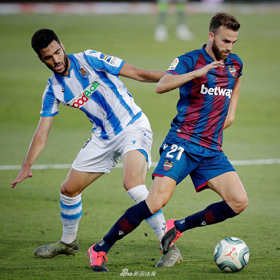 皇家社会中场核心厄德高在比赛中护球，他压低重心，用身体牢牢卡住身位，眼神坚毅地观察着前方队友的跑动线路，展现了与其年龄不相符的成熟与稳健。