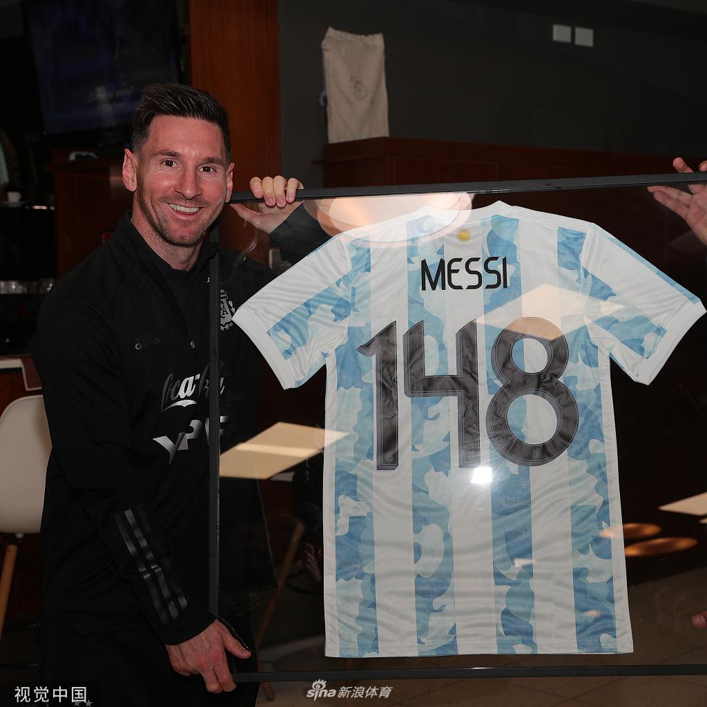 纪念球衣的特写，细腻的布料纹理与精心装裱的镜框相得益彰，仿佛在诉说着这两位球星为国家队走过的漫长岁月。