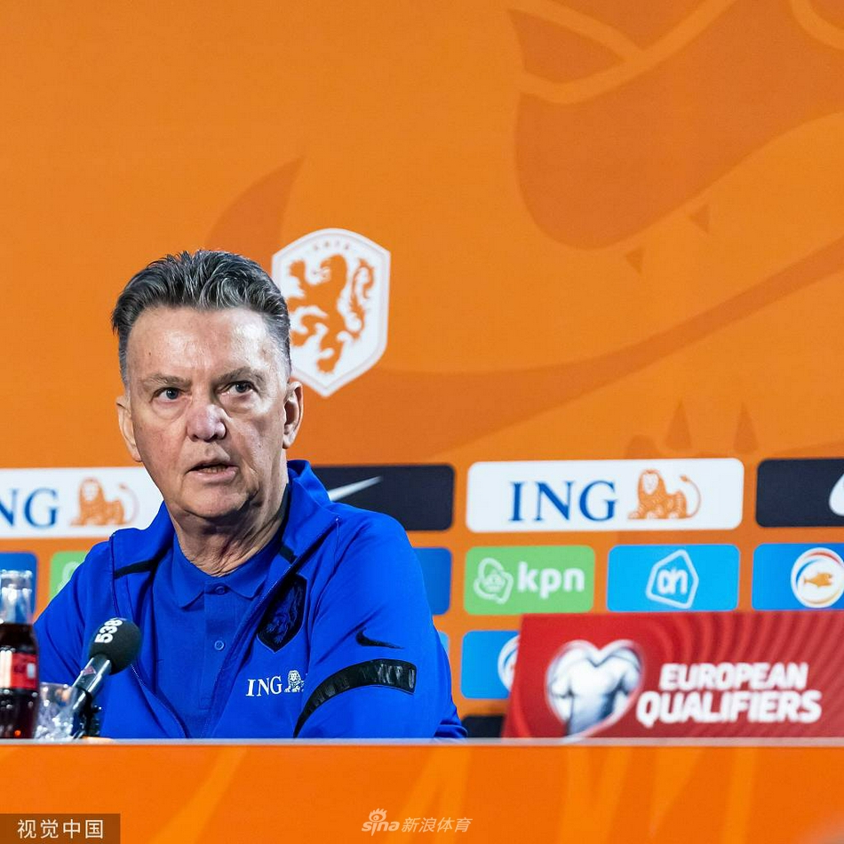 发布会的高潮时刻，范加尔举起水瓶如举杯畅饮，用这种荷兰人特有的幽默方式表达对胜利的渴望和对世预赛征途的乐观。